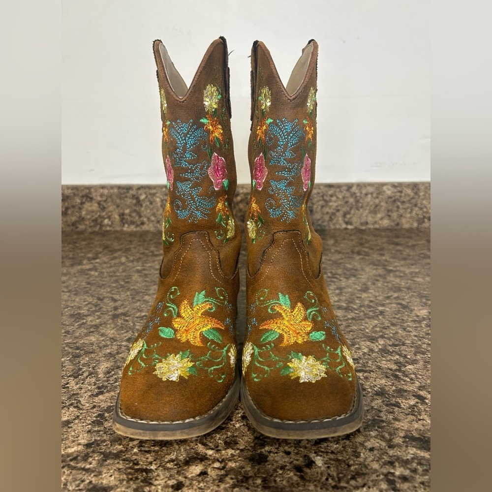 LITTLE GIRLS COGNAC FAUX LEATHER SQUARE TOE - Picture 3 of 7